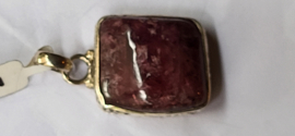 Zilver hanger met rode toermalijn 3cm. 1 cm hoog.