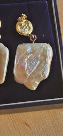 Zware blisterparel oorbellen met goud  8 gram 14 kr hand gemaakt.