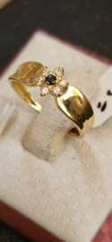 Damesring 14 kr goud met wit en blauw saffier mar 17  6mm breed.