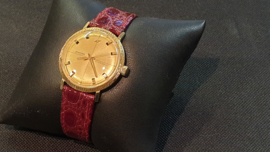 18 Kr gouden heren horloge met leren band  kast 33mm Enicar star jewels.