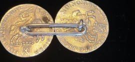 Set ducatons nagegoten zilver met 1 gulden stukken 1716/21 voor vissersbroek.