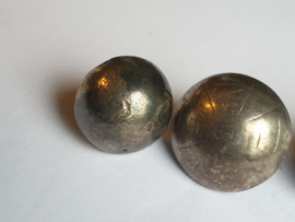 4x verschillende (keel) knopen zilver begin 18e eeuw Nederland.