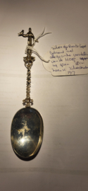 Zilver geboorte lepel allegorische voorstelling Hoop 1917. 18 cm 49 gram.