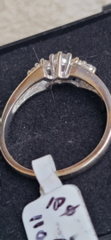 Witgouden 14 kr ring met 6x briljant 0,02  en 1x 015 crt maat 18.