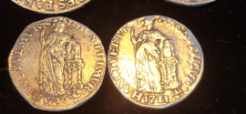 Set ducatons nagegoten zilver met 1 gulden stukken 1716/21 voor vissersbroek.