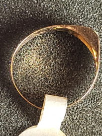 Antieke gouden ring met stof parel maat 19  1,4 gram  6 mm breed.