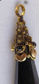 Antiek gouden rouwklokken  5,5 cm lang te vermaken naar oorbellen of hanger.