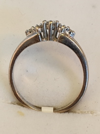 Witgouden dames ring, 18krt. bezet met 1x 0.15crt en 6x 0.02crt vvsi, maat 18