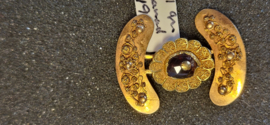 Antiek drie rijen 14 kr gouden slot met zijstukken en granaat  3,1 gram 3cm.