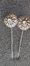 Rouwspelden zilver voor muts  6cm lang met glas steen.