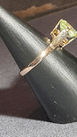 Gouden ring met hoog gezette lichte  chrysoliet steen maat 16