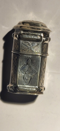 Zilver Loderein/Geur doosje   5,5 cm hoog Antiek 1867 .
