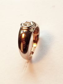 Witgouden dames/heren ring,  14 kr.,  5 gram, 0.18 crt. briljant , maat 18.5