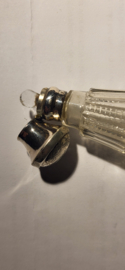 Kristal Geurfles met zilver beslag 10 cm hoog  nette staat. zilver voet.
