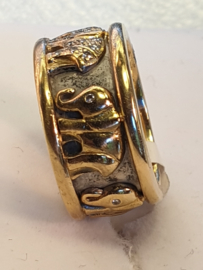 Geelgouden Cartier ring 18krt. met olifantjes bezet met 13x briljant en 1x robijn, maat 16, 10mm breed