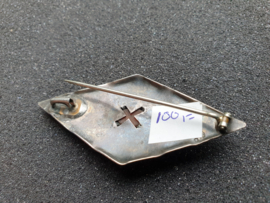 Zilver gehamerde broche met bloedkoraal  meesterteken moeilijk leesbaar