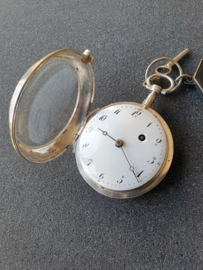 Engels zakhorloge met snek uurwerk en sleutel zilver 1835 lopende.