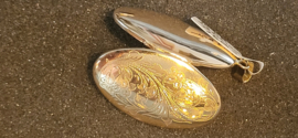 Antiek groot gouden medaillion 10,8 gram 5 bij 2,5 cm zeer nette staat.