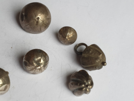 Voor de verzamelaar leuk lot 17e en 18e eeuw zilverknopen van Nederland.