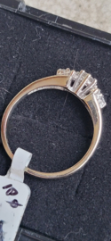 Witgouden 14 kr ring met 6x briljant 0,02  en 1x 015 crt maat 18.