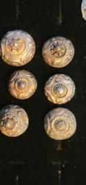 Leuk lotje klederdracht knopen zilver uit Drente17 mm tot 12  mm.