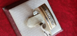 Zware dames of herenring bezet met 5 bacet geslepen diamanten.