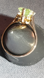 Gouden ring met hoog gezette lichte  chrysoliet steen maat 16
