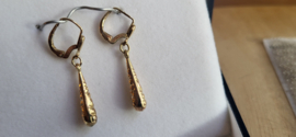 14 KR gouden pegel oobellen klap haaksluiting 30 mm lang 1,8 gram.
