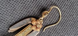 Apparte antiek klederdracht oorbellen kompleet zondergebreken 14 kr goud.