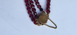 Antiek gouden armband met glas granaat lengte 17 cm slodje 12 mm kraal 5 mm.
