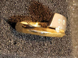 Wat bredere twee kleuren gouden ring met zirkoon maat 17,5  4,2 gram.