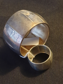 Servet ring en vingerdoek set zilver 26 gram diameter 6 en 3 cm  3cm breed