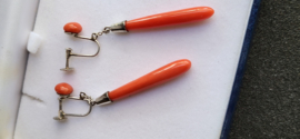 Zilver bloedkoralen  pegel oorbellen met schroefdraad 5,5 cm lang.