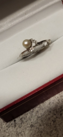 Wit gouden ring met diamant en 5 mm parel maat maat 18.