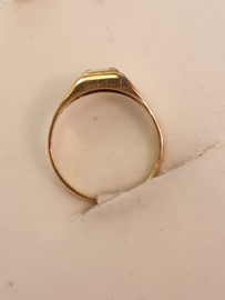 Geelgouden ring 14 krt. met zirkonia, gedragen maar in redelijke staat. Maat 15.5, 5 mm breed, 2.5 gram