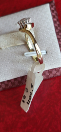 Bicoller slagring met rozet van briljanten mooi als verlovings ring .
