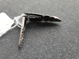 Zilver gehamerde clip broche met bloedkoraal van DPM Gailland 1935.