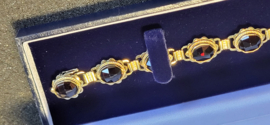 14 kr gouden dames schakel armband met granaat 19,5 cm lang 12 mm breed