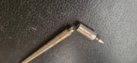 Pootlood houder zilver compleet met vleugel 11 cm 7 gram oud zwaartje.