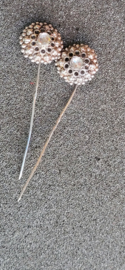 Rouwspelden zilver voor muts  6cm lang met glas steen.