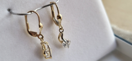 Zirkonia gouden 14kr  hang oorbellen met klaphaak nieuw26 mm lang.