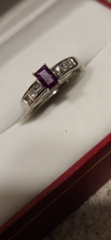 Mooie stevige goude dames ring met robijn en 6x baguette diamant  0.35 crt