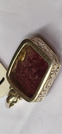 Zilver hanger met rode toermalijn 3cm. 1 cm hoog.