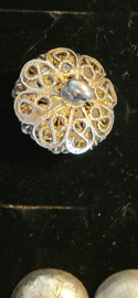 Zilver knoop in meerdere provincies gedragen. 22mm keelknoop.