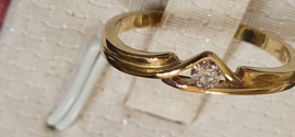 Geel  gouden14 kr  dames ring met briljant 0.08 crt maat 18 .