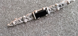 Zilver broche  met onyx en markesiet  6 cm .