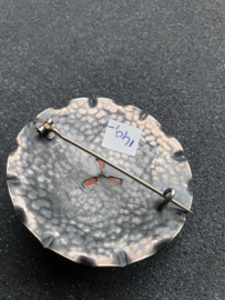 Mooie ronde gehamerde broche met bloekoraal amsterdam 5.5 cm.