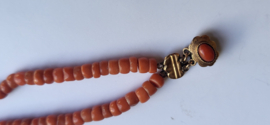 Kinder armbandje mat gouden slot en bloedkoraal, 13 cm.