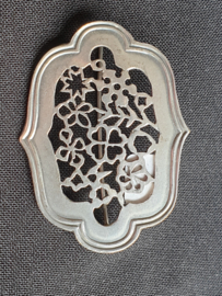 Zilver broche  5 cm gravering bloem uitgezaagd.