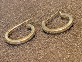 14 kr gouden creolen met vierkante buis 1.5 mm dik 1.5 cm diameter .